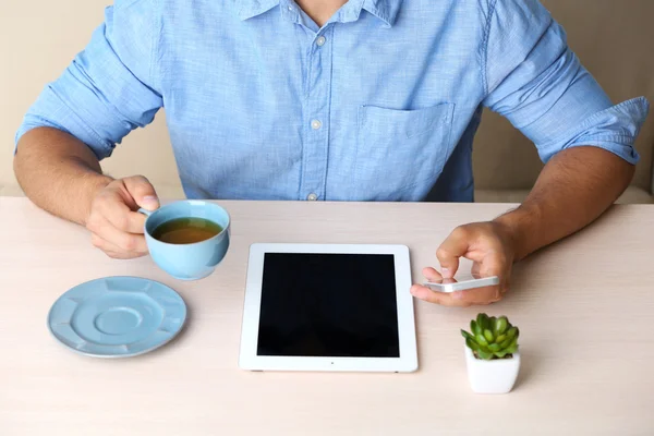 Adam ahşap masa arka plan üzerinde dijital tablet ile — Stok fotoğraf