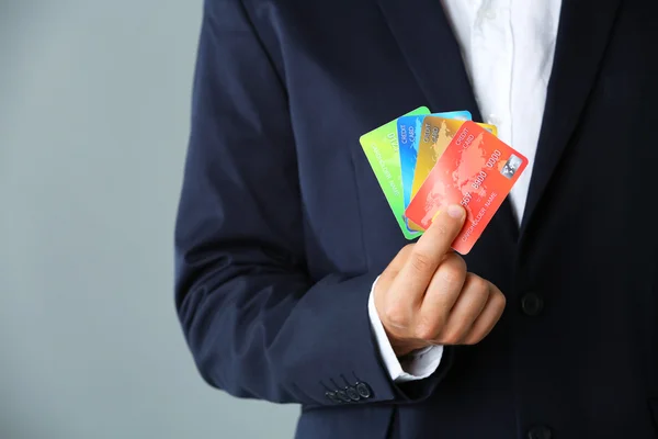 クレジット カード、クローズ アップを持っているビジネスマン — ストック写真