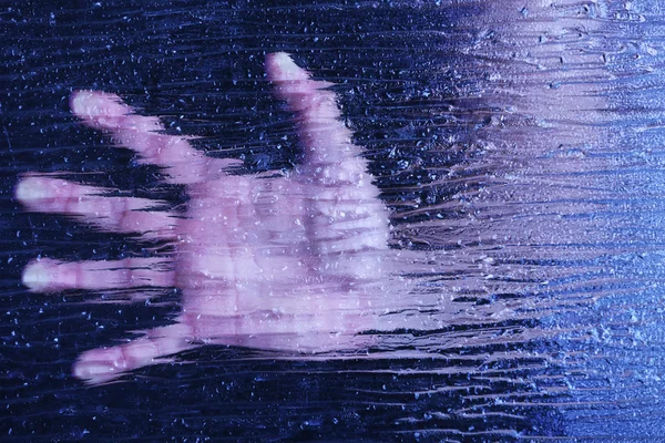 Αρσενική χέρι πίσω από το παγωμένο γυαλί — Φωτογραφία Αρχείου