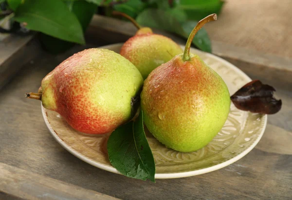 Fresh pears on wooden table, closeup — Stock Photo, Image