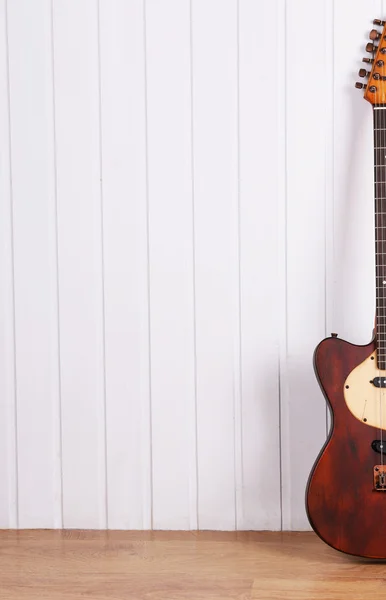 Gitara elektryczna na tle białej ściany drewniane — Zdjęcie stockowe
