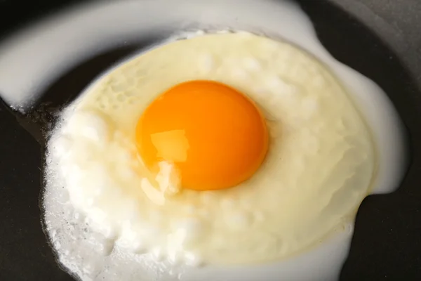 Scrambled egg on black pan background — Stock Photo, Image