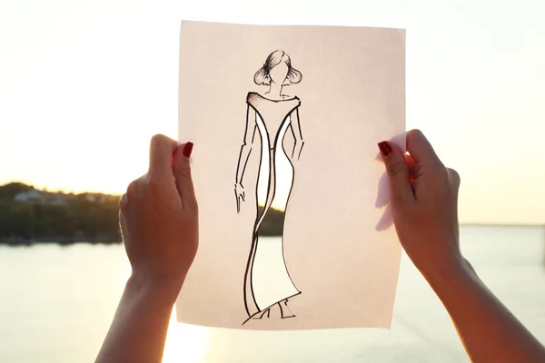 Женщина в картонном платье на листе бумаги — стоковое фото