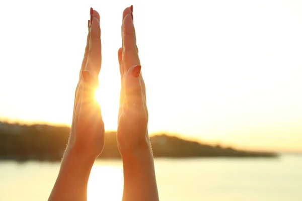 Женские руки на солнечном небе — стоковое фото