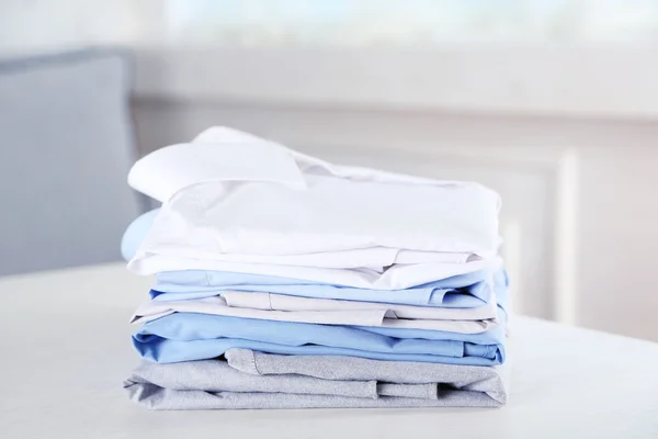 Business shirts op tabel — Stockfoto