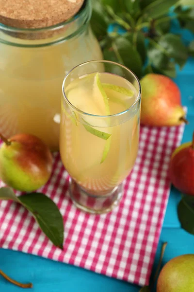 Jugo de pera fresca con fruta en la mesa de cerca —  Fotos de Stock