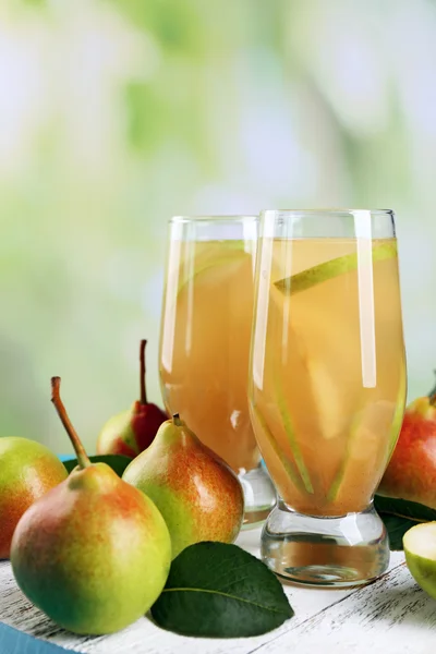 Verse peren SAP met fruit op lichte achtergrond — Stockfoto