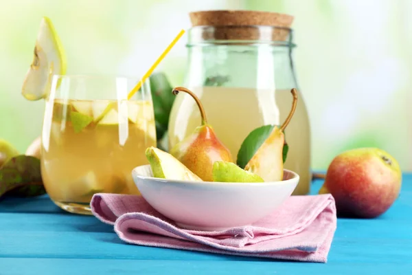 Frischer Birnensaft mit Früchten auf hellem Hintergrund — Stockfoto