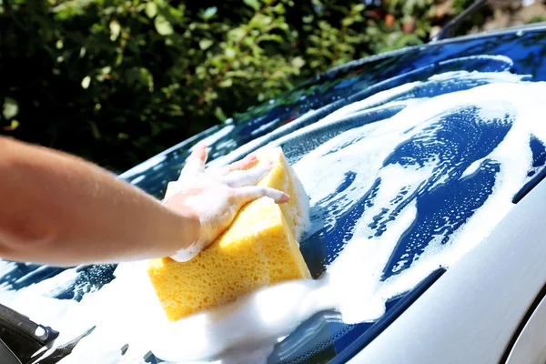 Lavado de manos ventana del coche — Foto de Stock