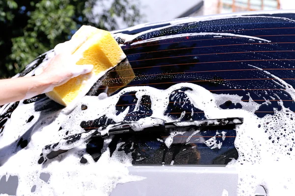 Lavado de manos ventana del coche — Foto de Stock