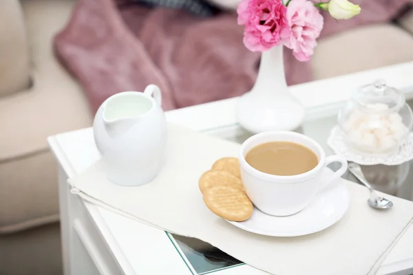 Kopje koffie op tabel in woonkamer — Stockfoto
