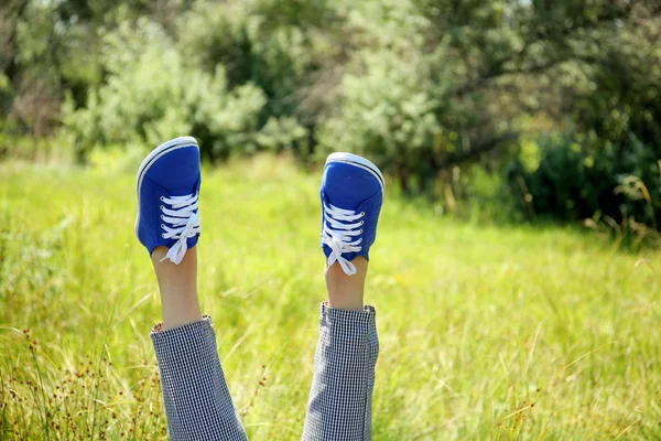 Renkli spor ayakkabı kadın bacaklar — Stok fotoğraf