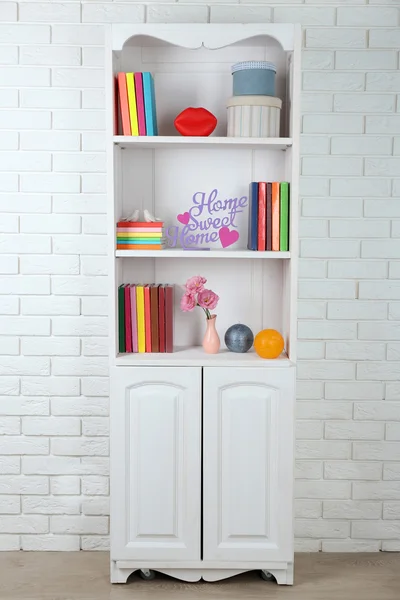 Bücher und Dekor im Schrank — Stockfoto