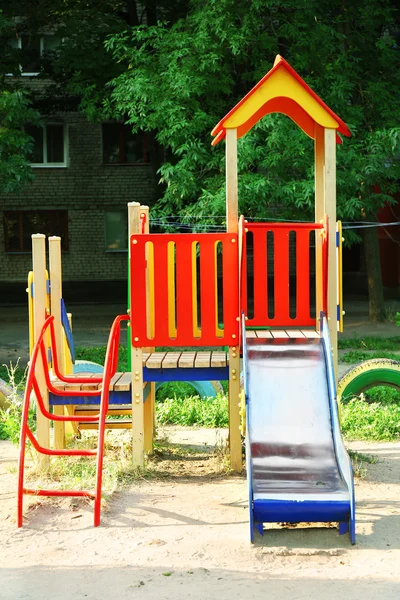 Parque infantil colorido no parque — Fotografia de Stock