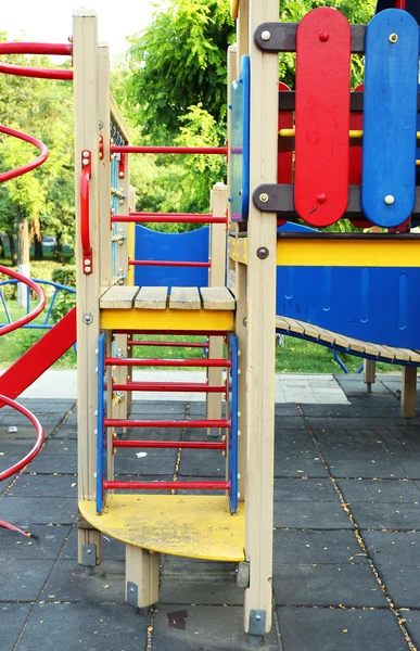 Färgglada barn lekplats i parken — Stockfoto