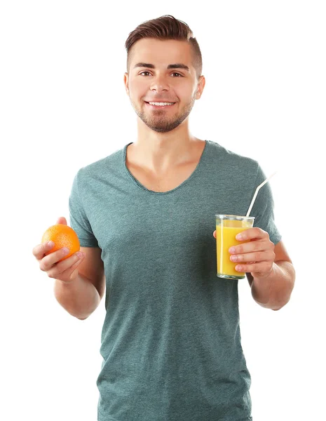 Ung man med glas apelsinjuice — Stockfoto
