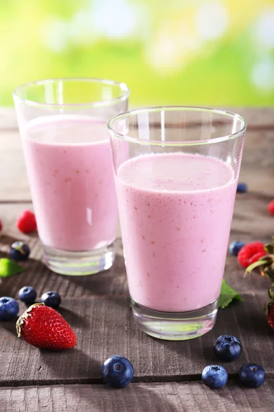 Okulary z berry smoothie — Zdjęcie stockowe