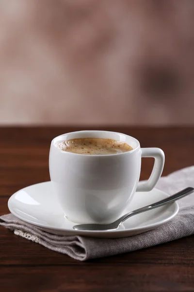 Чашка кофе на столе крупным планом — стоковое фото