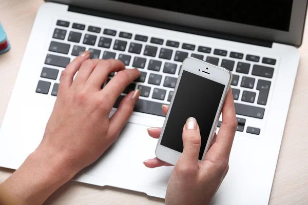 Mujer usando el teléfono móvil en el lugar de trabajo de cerca — Foto de Stock