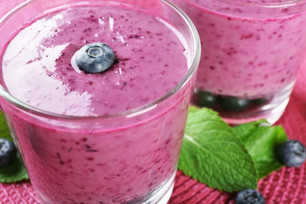Glazen blueberry smoothie op roze mat, close-up — Stockfoto