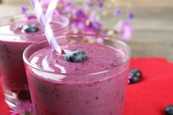 Gläser Blaubeer-Smoothie auf roter Serviette, Nahaufnahme — Stockfoto