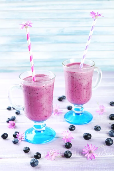 Blueberry smoothie ahşap arka plan üzerinde bardak — Stok fotoğraf