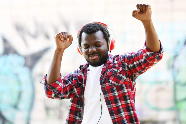 Hombre afroamericano con auriculares — Foto de Stock