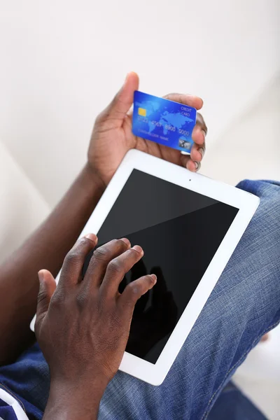 Homem com tablet e cartão de crédito — Fotografia de Stock