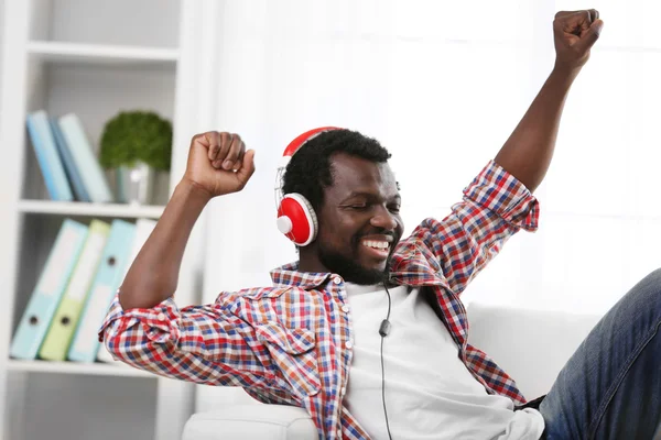 Uomo afroamericano con cuffie — Foto Stock