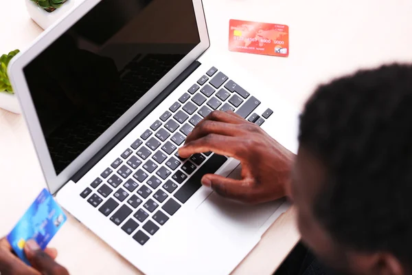Людина з ноутбуком і кредитною карткою — стокове фото