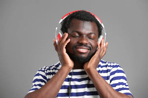 Афроамериканський чоловік з навушниками — стокове фото
