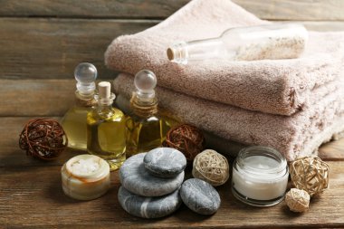 Spa taşlar ve spa uygulamaları ahşap zemin üzerine yığını