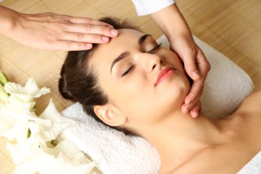 Güzellik spa salonda genç kadın 