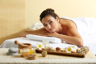 Masaj masasındaki genç kadın. 