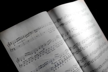 Gölge çarşaflarda müzik 