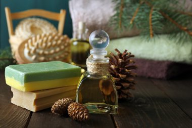 Esans çam, el yapımı Sabun ve krema ile çam özü ve spa bakımları ahşap arka plan üzerinde