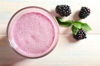 Ahşap masa üstünde böğürtlen ile lezzetli berry güler yüzlü yakın çekim