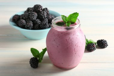 Ahşap masa üstünde böğürtlen ile lezzetli berry güler yüzlü yakın çekim