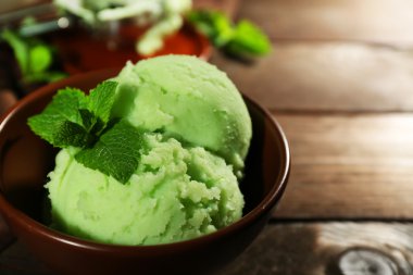 Ev yapımı naneli dondurma koyu ahşap arka plan üzerinde