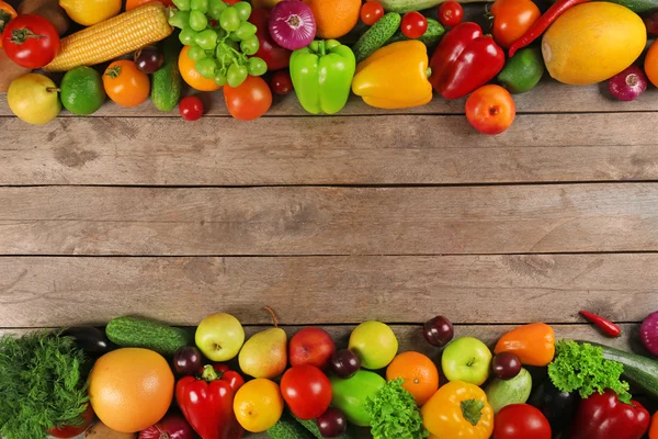 Frame van verse groenten op houten achtergrond — Stockfoto