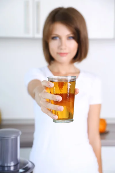 Mulher mostrando vidro de suco de maçã — Fotografia de Stock