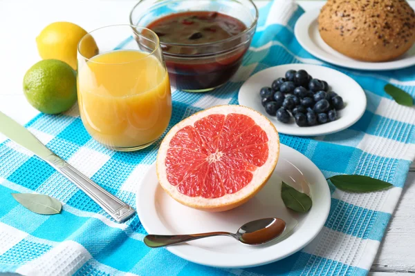 Desayuno saludable con frutas y bayas en la mesa de cerca —  Fotos de Stock
