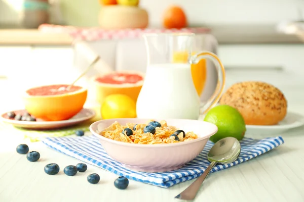 Healthy breakfast with fruits and berries on table in kitchen — Stock Photo, Image