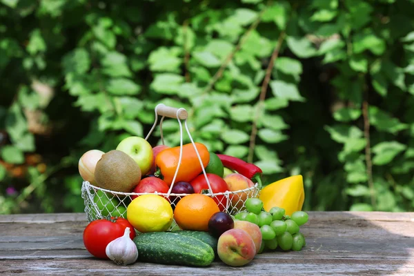 堆的新鲜水果和蔬菜在户外的桌子上的篮子里 — 图库照片