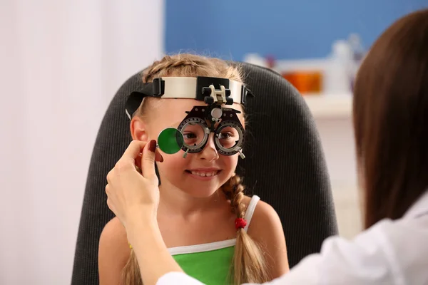 Молодая девушка проходит тест на зрение — стоковое фото