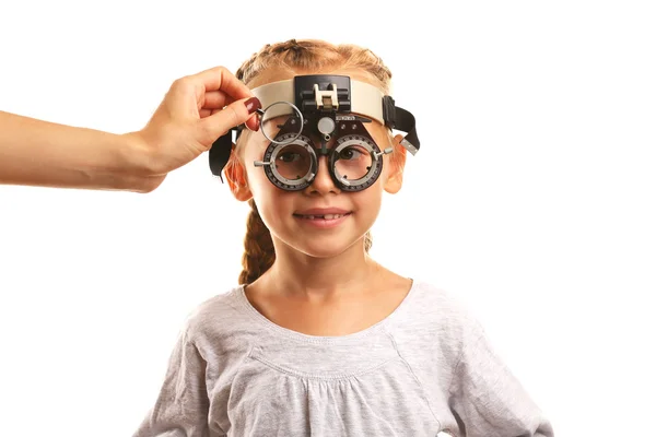 Jeune fille subissant un test oculaire — Photo