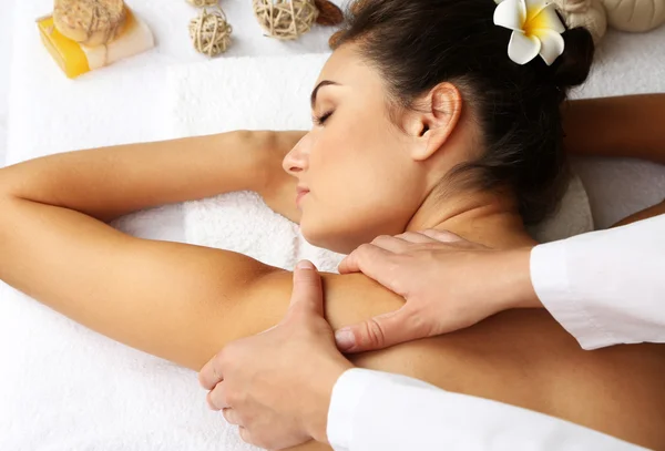 Giovane donna sul lettino da massaggio — Foto Stock