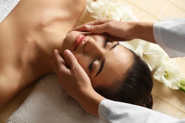 Giovane donna in salone di bellezza spa — Foto Stock