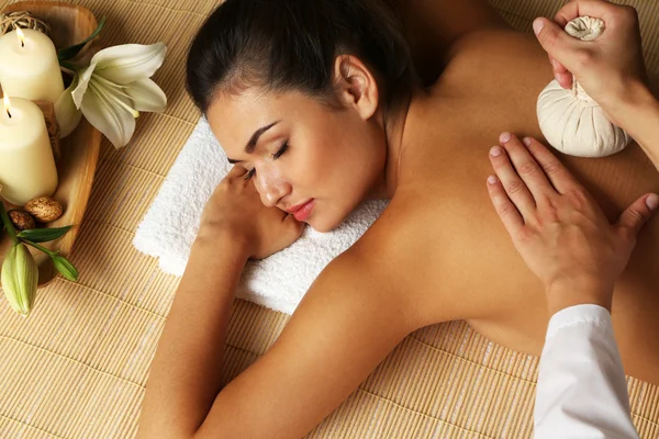 Молода жінка насолоджується масажем спини — стокове фото