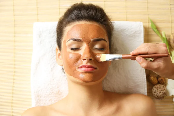 Vrouw terwijl gezicht cosmetische procedure — Stockfoto